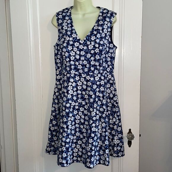 Draper James Dresses & Skirts - NWT Draper James blue & white floral print sleeveless dress‎